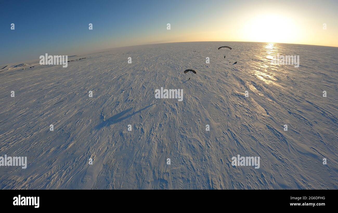 Das Special Operations Command NORTH (SOCNORTH) und die 10th Special Forces Group (Airborne) führten eine Übung über dem Polarkreis durch, um Techniken bei extremen kalten Wetterbedingungen zu validieren. Die Übung umfasste militärische Freifalleinsätze, Seeoperationen unter 7 Fuß Eis und andere Schnelleinführungstaktiken. Stockfoto