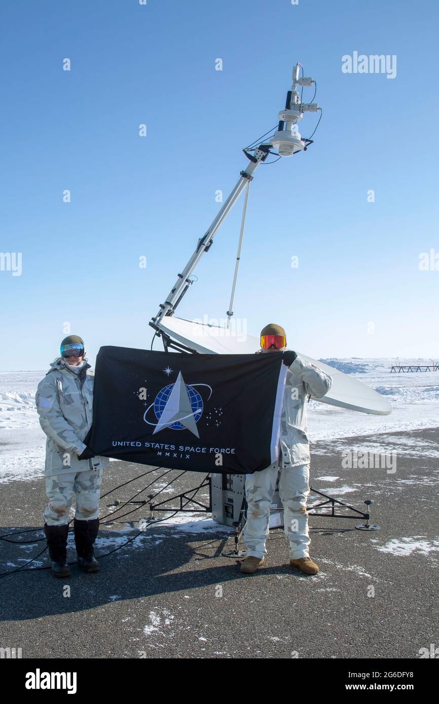 Das Special Operations Command NORTH (SOCNORTH) und die 10th Special Forces Group (Airborne) führten eine Übung über dem Polarkreis durch, um Techniken bei extremen kalten Wetterbedingungen zu validieren. Die Übung umfasste militärische Freifalleinsätze, Seeoperationen unter 7 Fuß Eis und andere Schnelleinführungstaktiken. Zwei US Space Force Guardians waren ebenfalls da, um All-Domain-Bewusstsein zu schaffen. Stockfoto