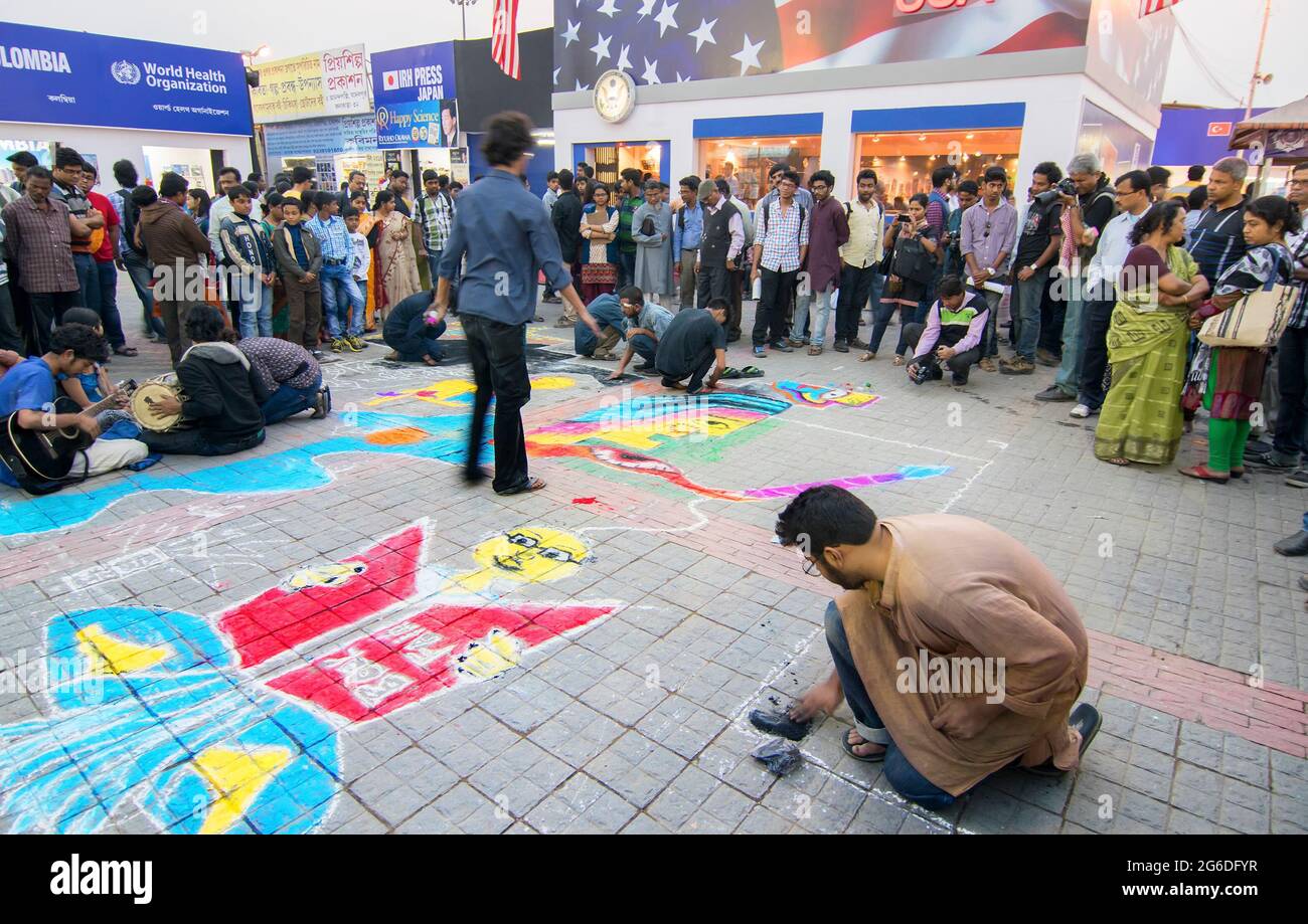 KOLKATA, INDIEN - 5. FEBRUAR: Junge Künstler malen auf der Buchmesse Kolkata am 5. Februar 2015 in Kolkata. Es ist die größte der Welt, die meisten Atten Stockfoto