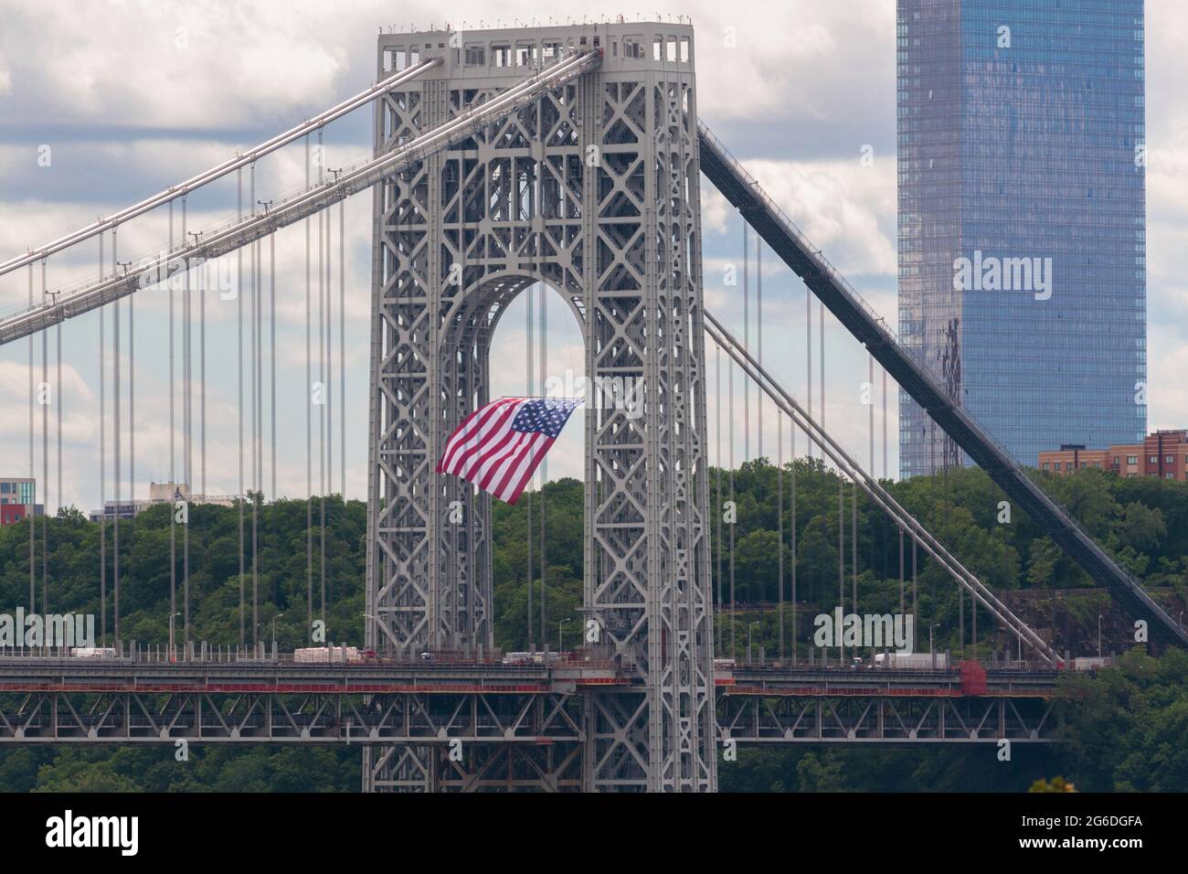 Eine amerikanische Flagge hängt vom seitlichen Aufhängungsturm der George Washington Bridge in New Jersey, einer Doppeldeckerhängebrücke, die Manhattan verbindet Stockfoto
