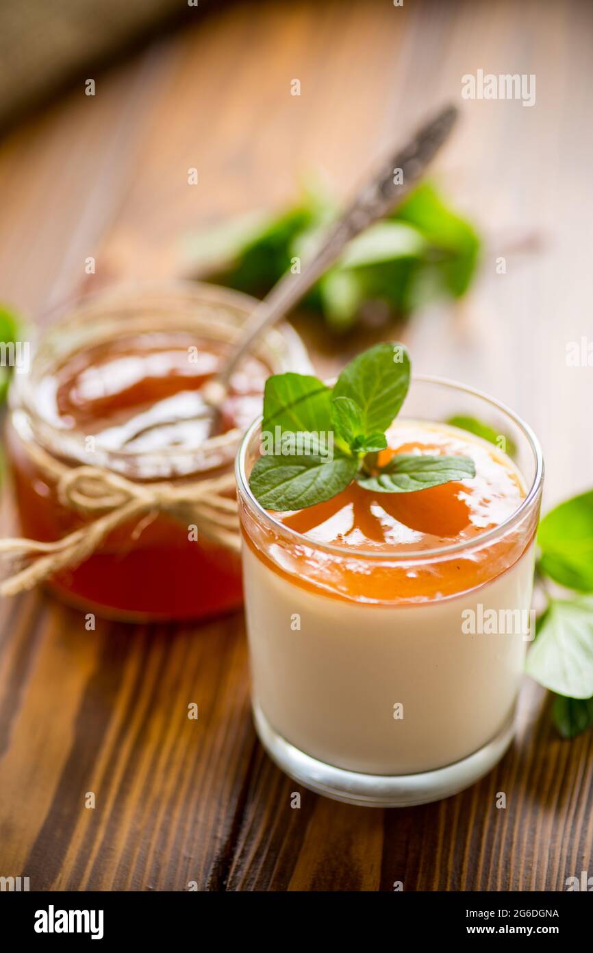 Hausgemachter Joghurt in einem Glas und mit Marmelade Stockfoto