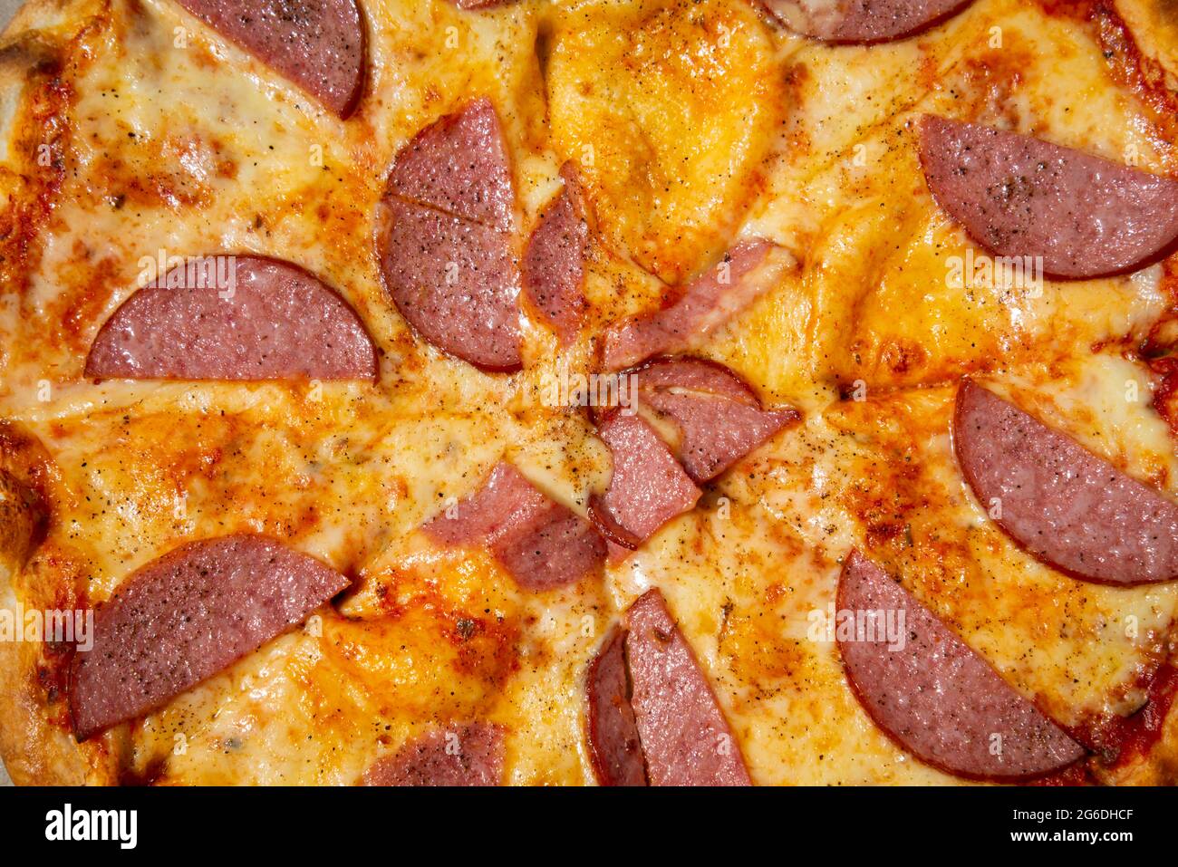 Pizza Pepperoni aus nächster Nähe mit Salami-Wurst und Käse Stockfoto