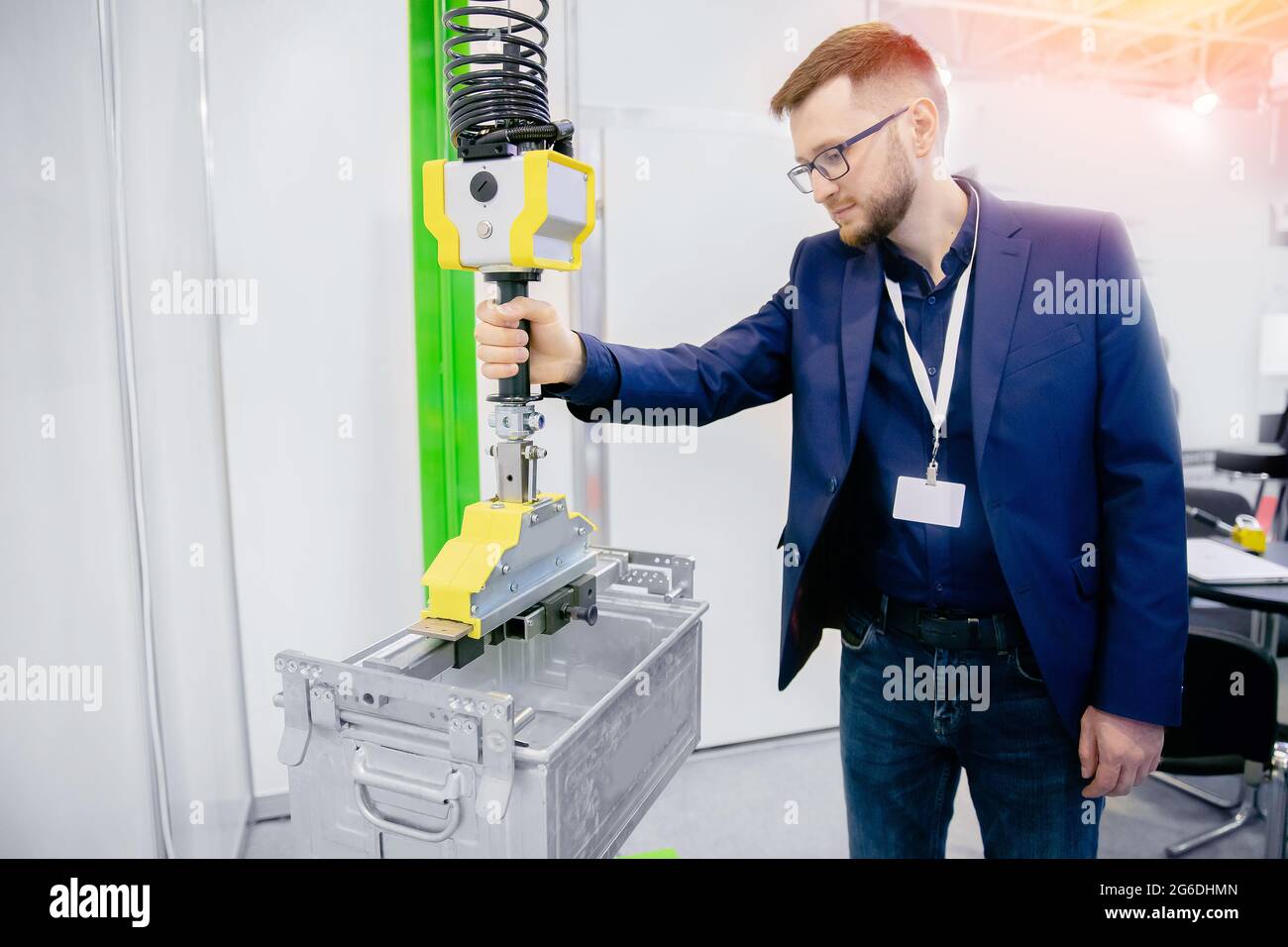 Werksingenieur verwendet intelligenten industriellen Manipulator Heben einfach mit Greifer im Werk. Stockfoto