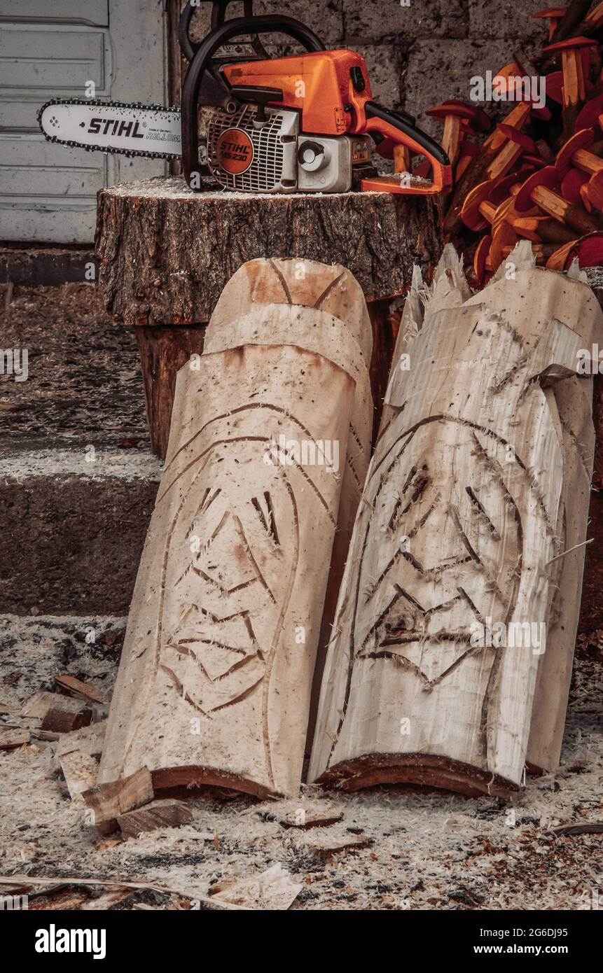Holzskulptur. Souvenir aus Holz im rustikalen Hintergrund. Stockfoto