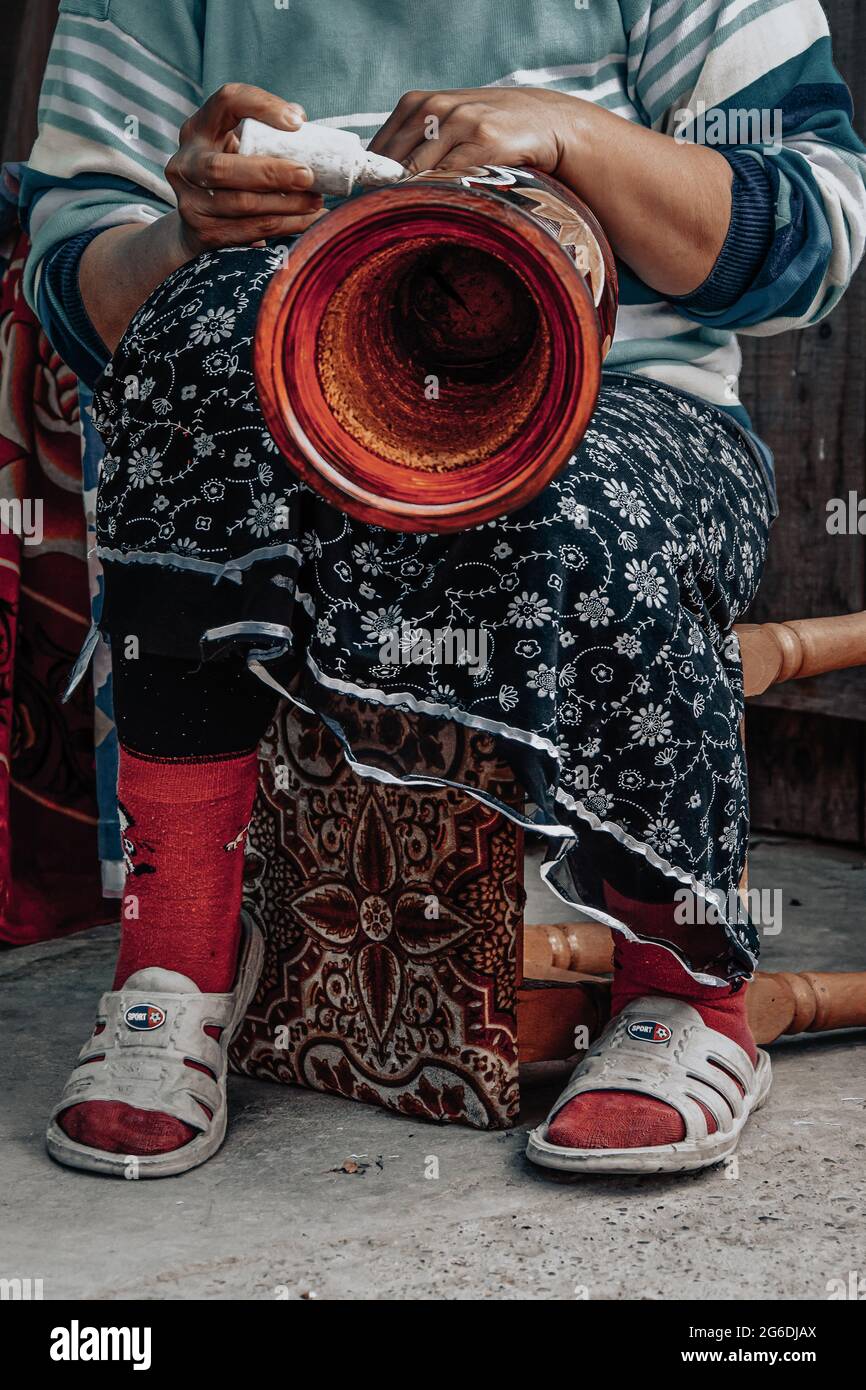 Holzskulptur. Souvenir aus Holz im rustikalen Hintergrund. Stockfoto
