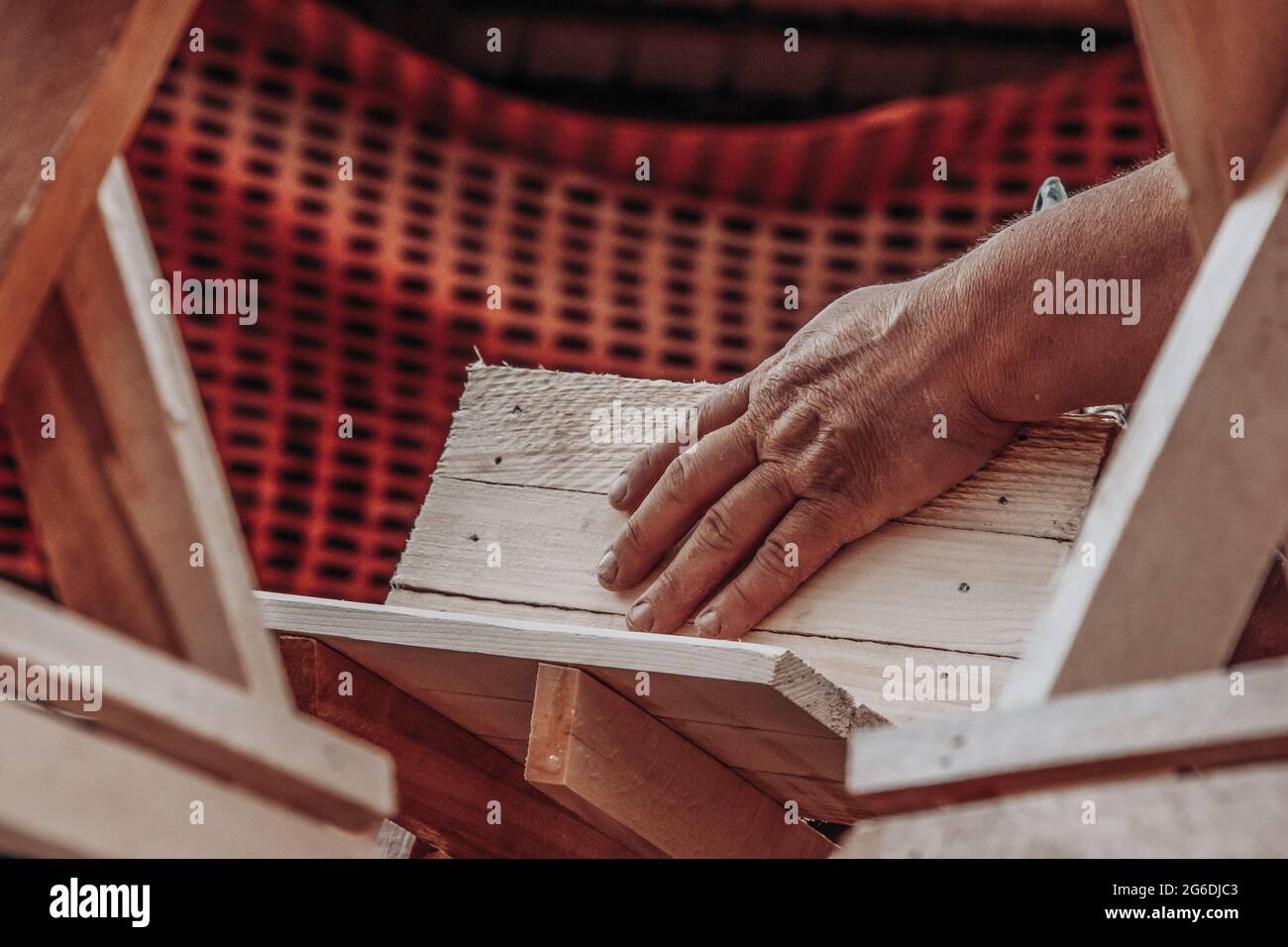 Nahaufnahme einer alten Frau Hände Malerei auf einem Holzobjekt Stockfoto