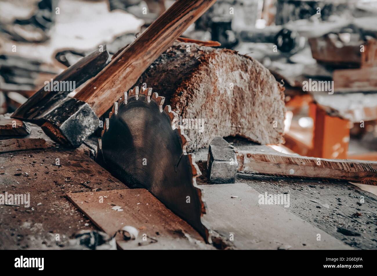 Holzskulptur. Souvenir aus Holz im rustikalen Hintergrund. Stockfoto