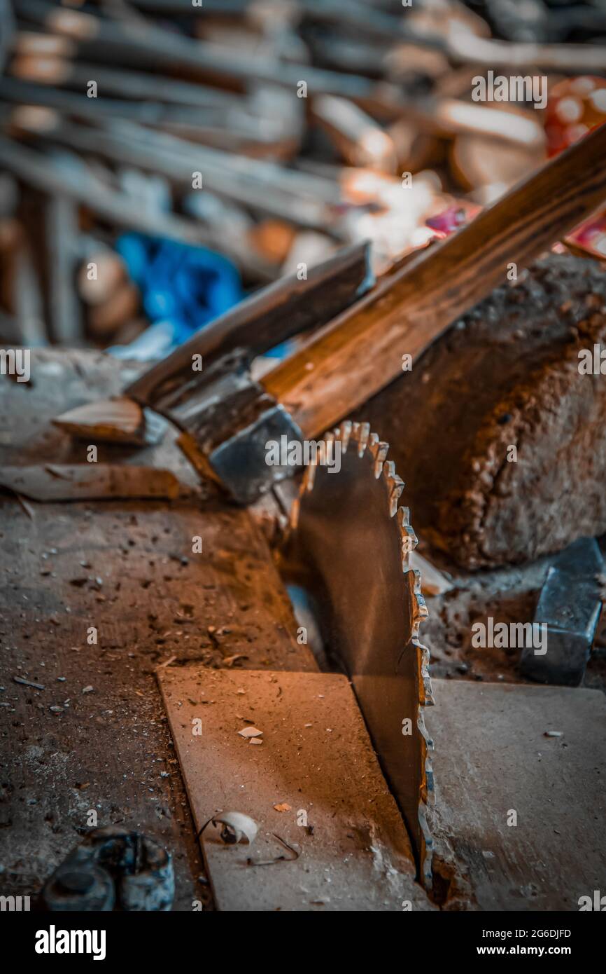 Holzskulptur. Souvenir aus Holz im rustikalen Hintergrund. Stockfoto