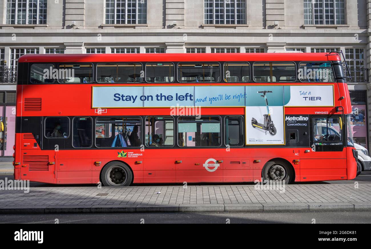 Piccadilly, London, Großbritannien. 5. Juli 2021. Werbung auf einem Londoner Metroline-Bus für den Tier Trial-escooter. Die einzige Möglichkeit in London, legal einen E-Scooter auf öffentlichen Straßen oder auf Radwegen, aber nicht auf Fußwegen zu fahren, ist über Tier, Dot und Lime während der 12-monatigen Beratungszeit vom 7. Juni 2021. Andere Elektro-Scooter werden derzeit jedoch illegal auf Straßen und Gehwegen im Zentrum von London gefahren, ohne dass die Polizei eingreifen muss. Quelle: Malcolm Park/Alamy Live News Stockfoto