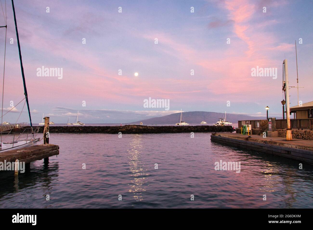 Monduntersetzung über dem Hafen von Lahaina mit Lanai in der Ferne. Stockfoto