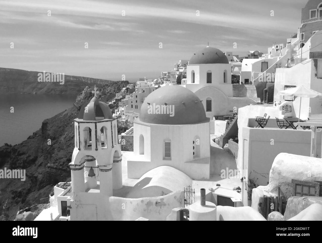 Griechische Inselarchitektur von Oia Dorf, Santorini Insel, Griechenland in Monochrom Stockfoto