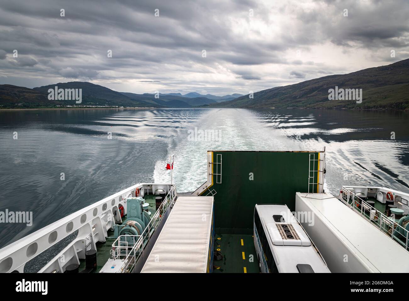 Eine HDR-Aufnahme aus dem Jahr 3 von der kaledonischen MacBrayne-Fähre „Loch Seaforth“, die Ullapool nach Stornoway, Isle of Lewis, Schottland, verlässt. 19. Juni 2021 Stockfoto