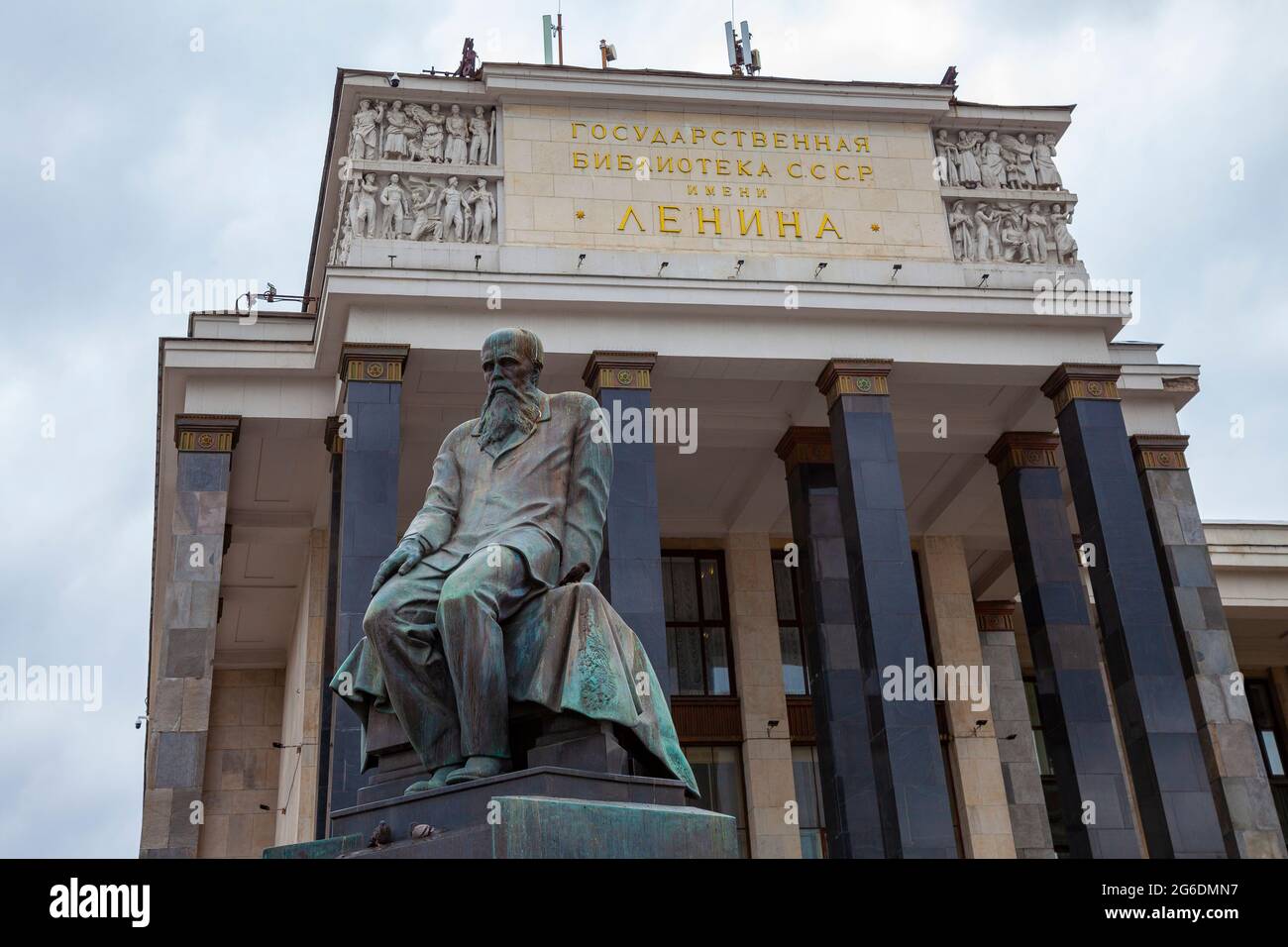 Das Denkmal dem Schriftsteller Dostojewski in Moskau. Auf dem Gebäude befindet sich eine Inschrift in russischer Sprache, was bedeutet, dass die Staatsbibliothek der UdSSR benannt ist Stockfoto