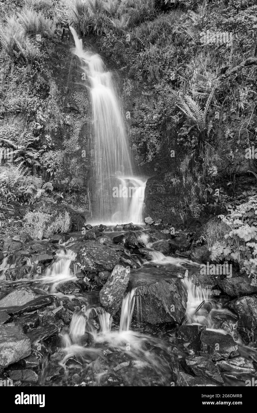 Langzeitbelichtung des Hollowbrook Wasserfalls auf dem South West Coastpath von Woody Bay bis Heddons Mouth in Devon Stockfoto