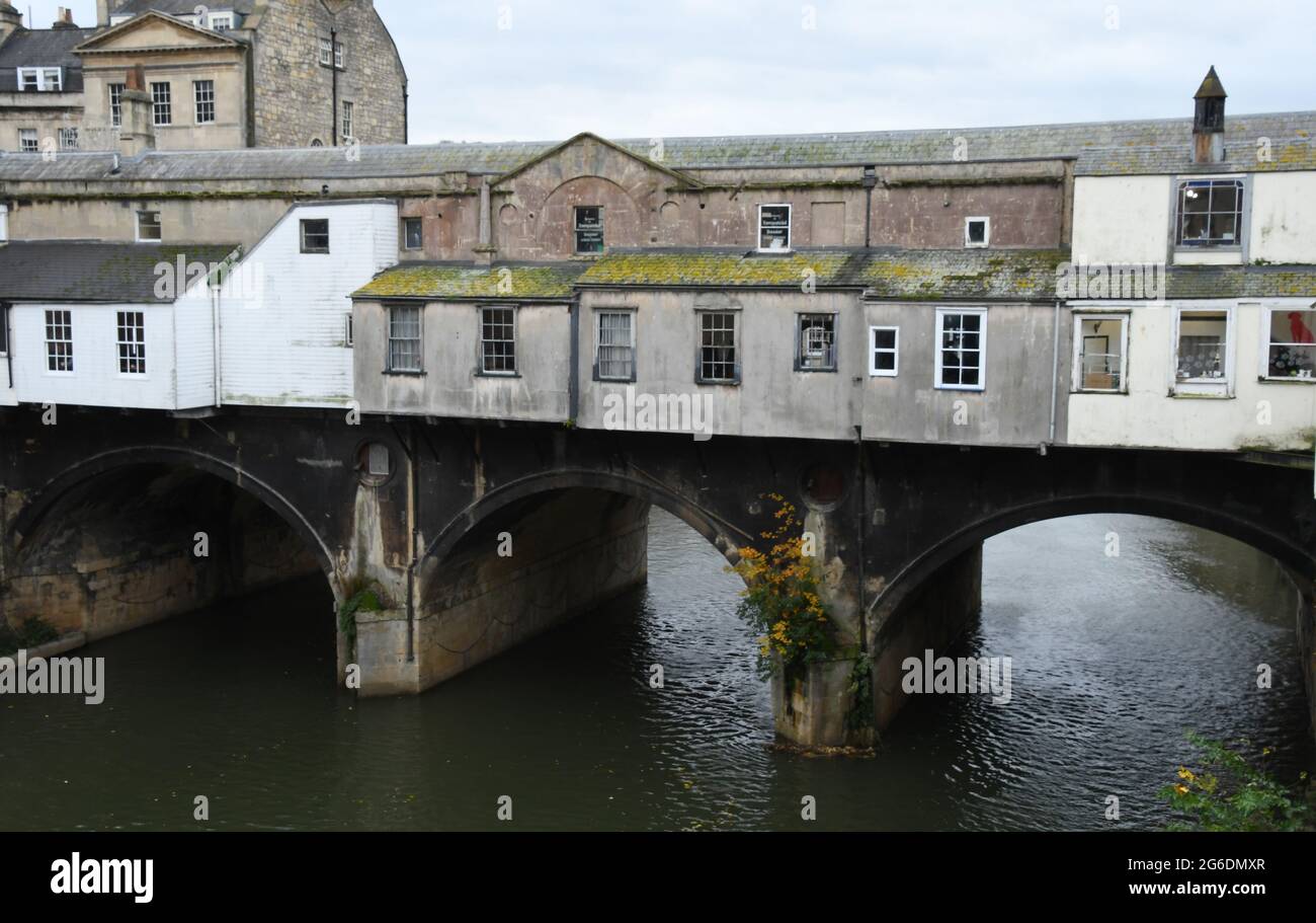 Eine Rückansicht der Geschäfte an der Pultney Bridge über den Fluss Avon im Zentrum von Bath, Somerset.UK Stockfoto