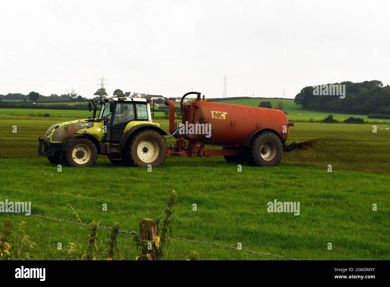 Auf einem Feld in Somerset wird Gülle auf dem Hof verteilt. Stockfoto