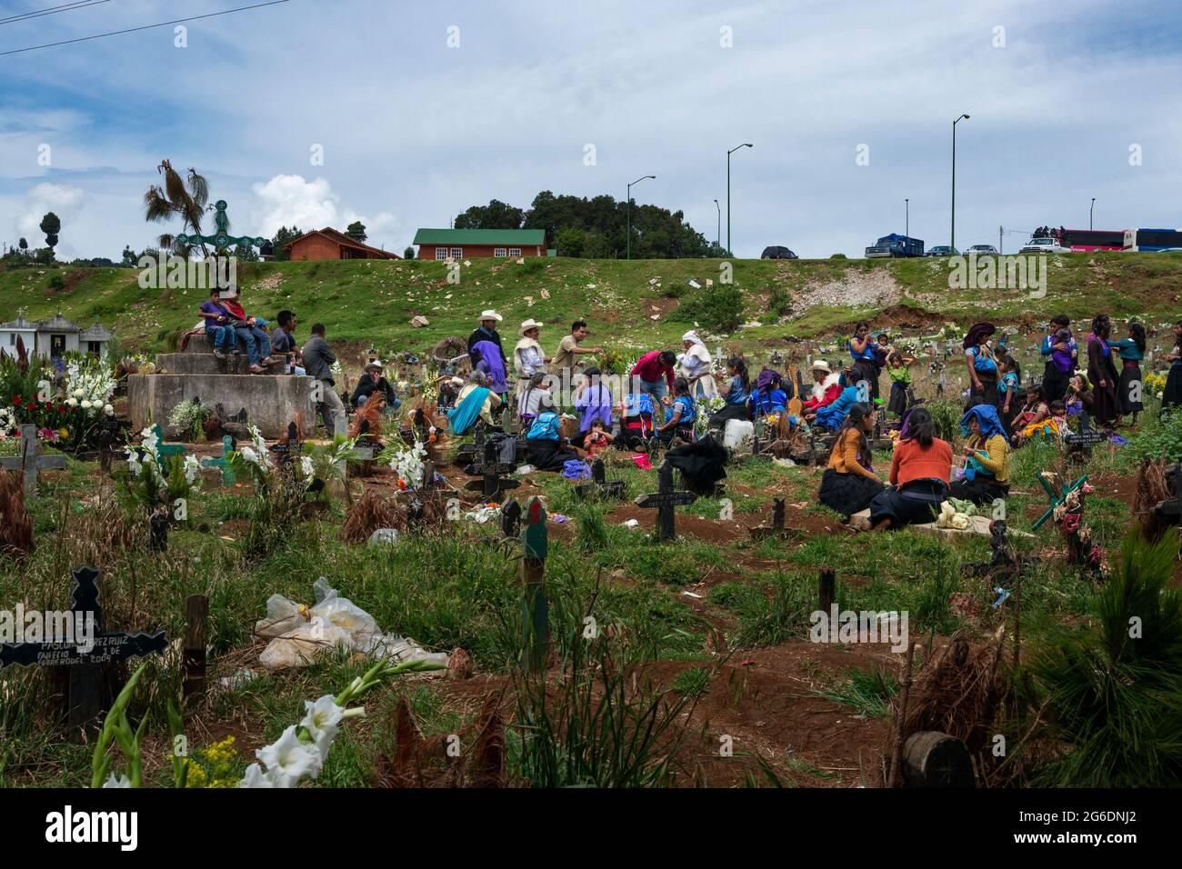 San Juan Chamula, Mexiko - 11. Mai 2014: Tzotzil-Leute versammeln sich auf dem Friedhof in der Stadt San Juan Chamula in Chiapas, Mexiko. Stockfoto San Juan Chamula, Mexiko - 11. Mai 2014: Tzotzil-Leute versammeln sich auf dem Friedhof in der Stadt San Juan Chamula in Chiapas, Mexiko. Stockfoto