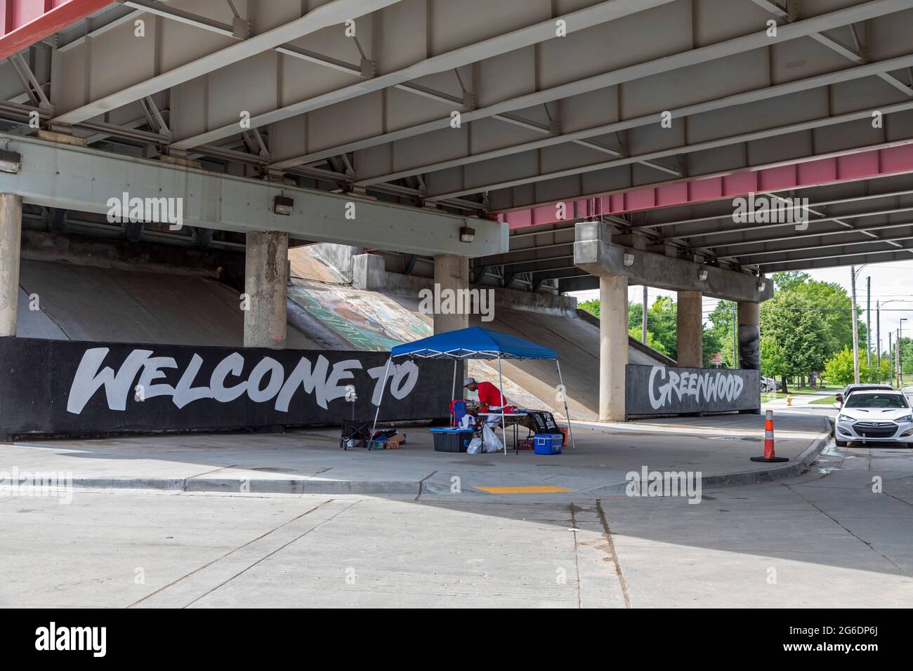 Tulsa, Oklahoma - EIN Begrüßungsschild auf der Greenwood Avenue im Greenwood District, bekannt als die „Black Wall Street“. Der Bezirk wurde bis zum Vergun verbrannt Stockfoto