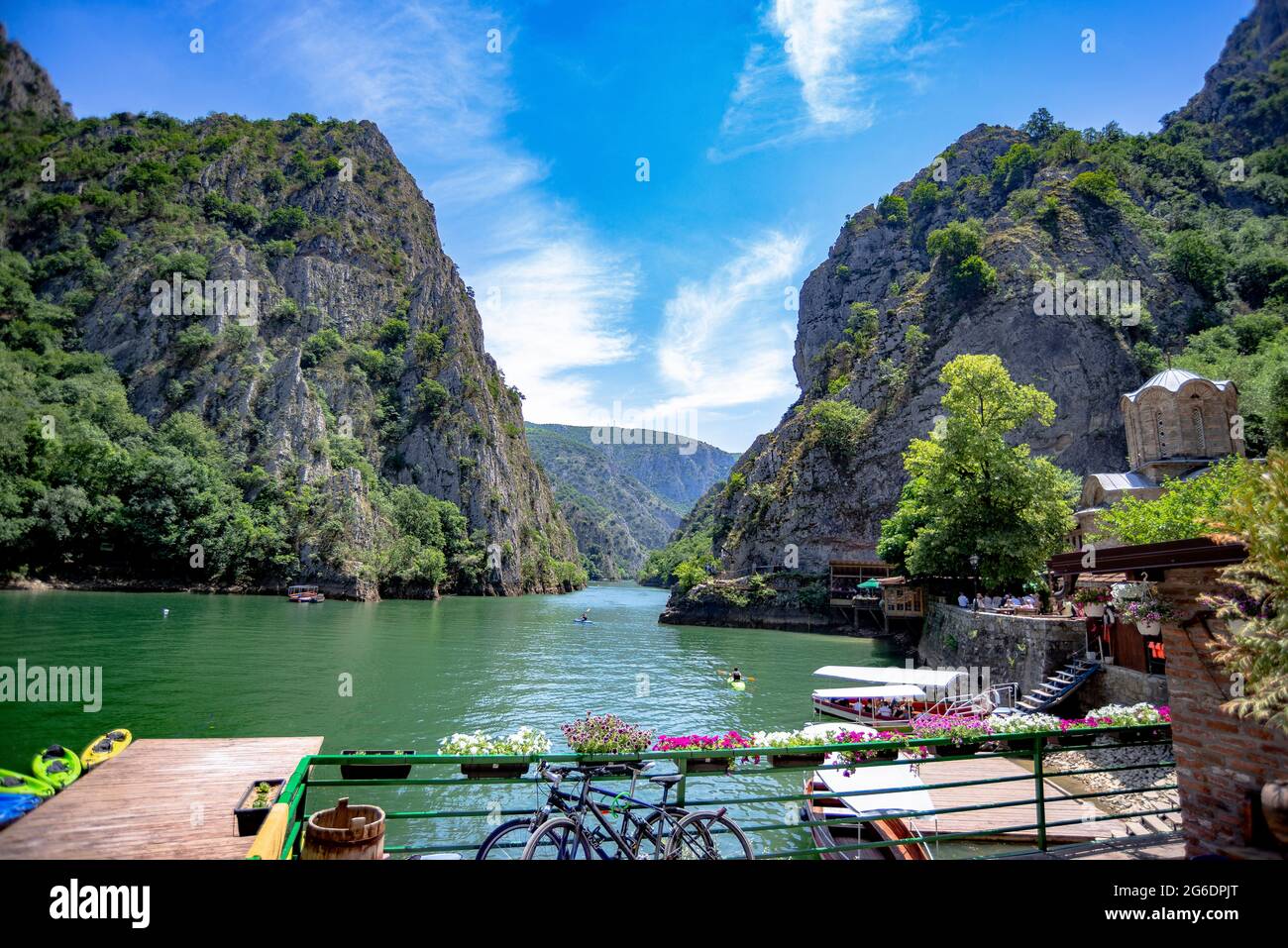 Canyon Matka in Nordmakedonien schöne Aussicht mit Felsen, See, Bäumen und buntem Hintergrund Stockfoto