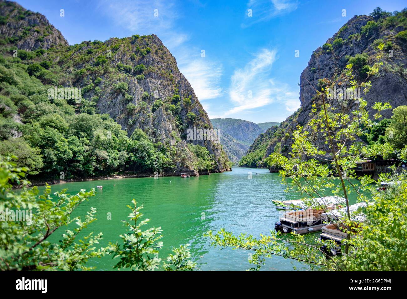 Canyon Matka in Nordmakedonien schöne Aussicht mit Felsen, See, Bäumen und buntem Hintergrund Stockfoto
