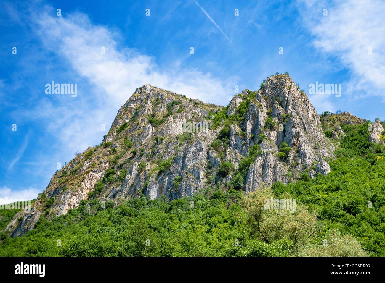 Canyon Matka in Nord-Mazedonien schöne Aussicht mit Felsen, Bäumen und buntem Hintergrund Stockfoto