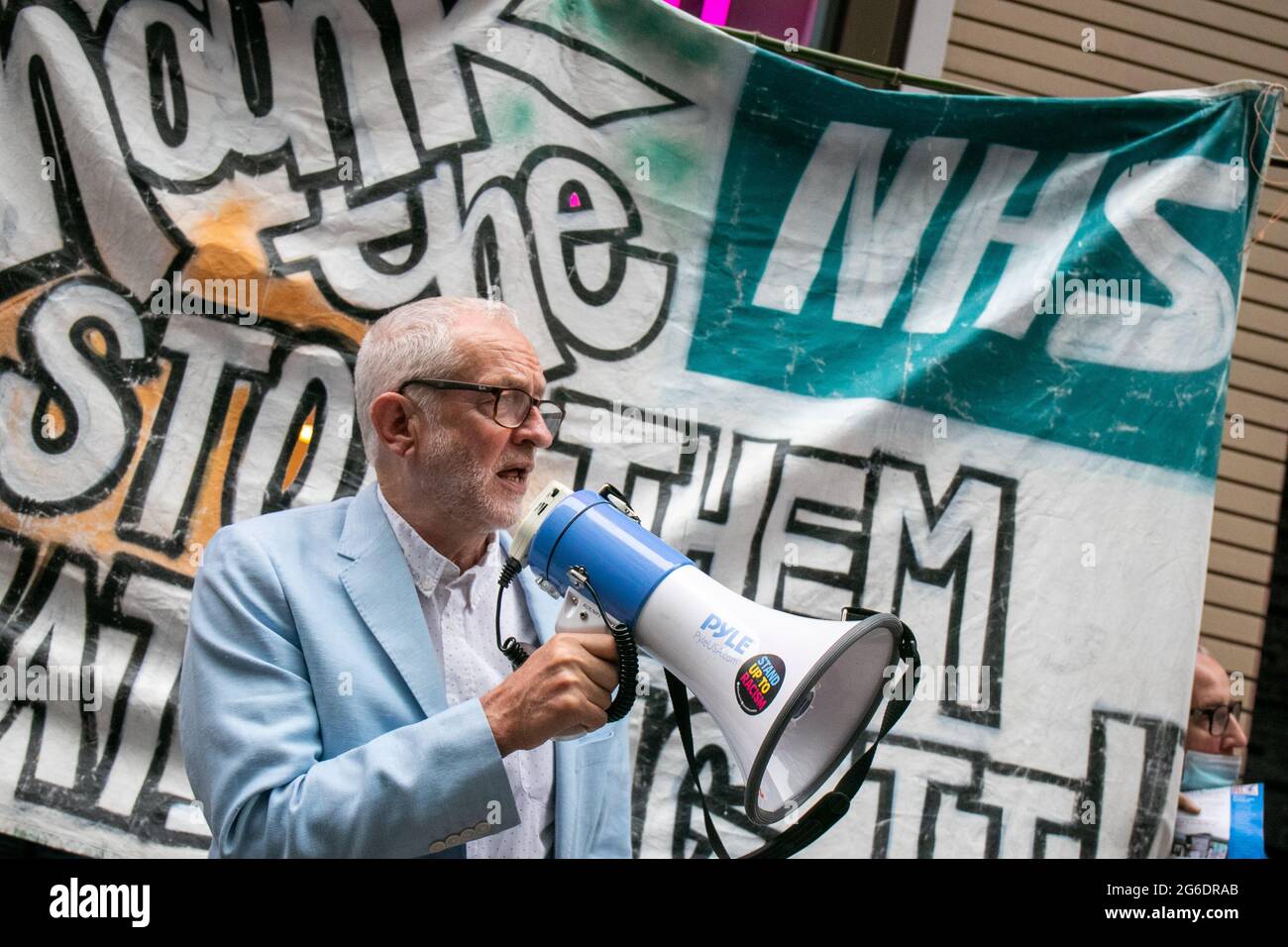 LONDON, ENGLAND, 05 2021. JULI, ehemaliger Labour-Führer Jeremy Corbyn bei der Kundgebung gegen Privatisierung und NHS-Gehaltserhöhung vor dem Londoner Gesundheitsministerium Kredit: Lucy North/Alamy Live News Stockfoto