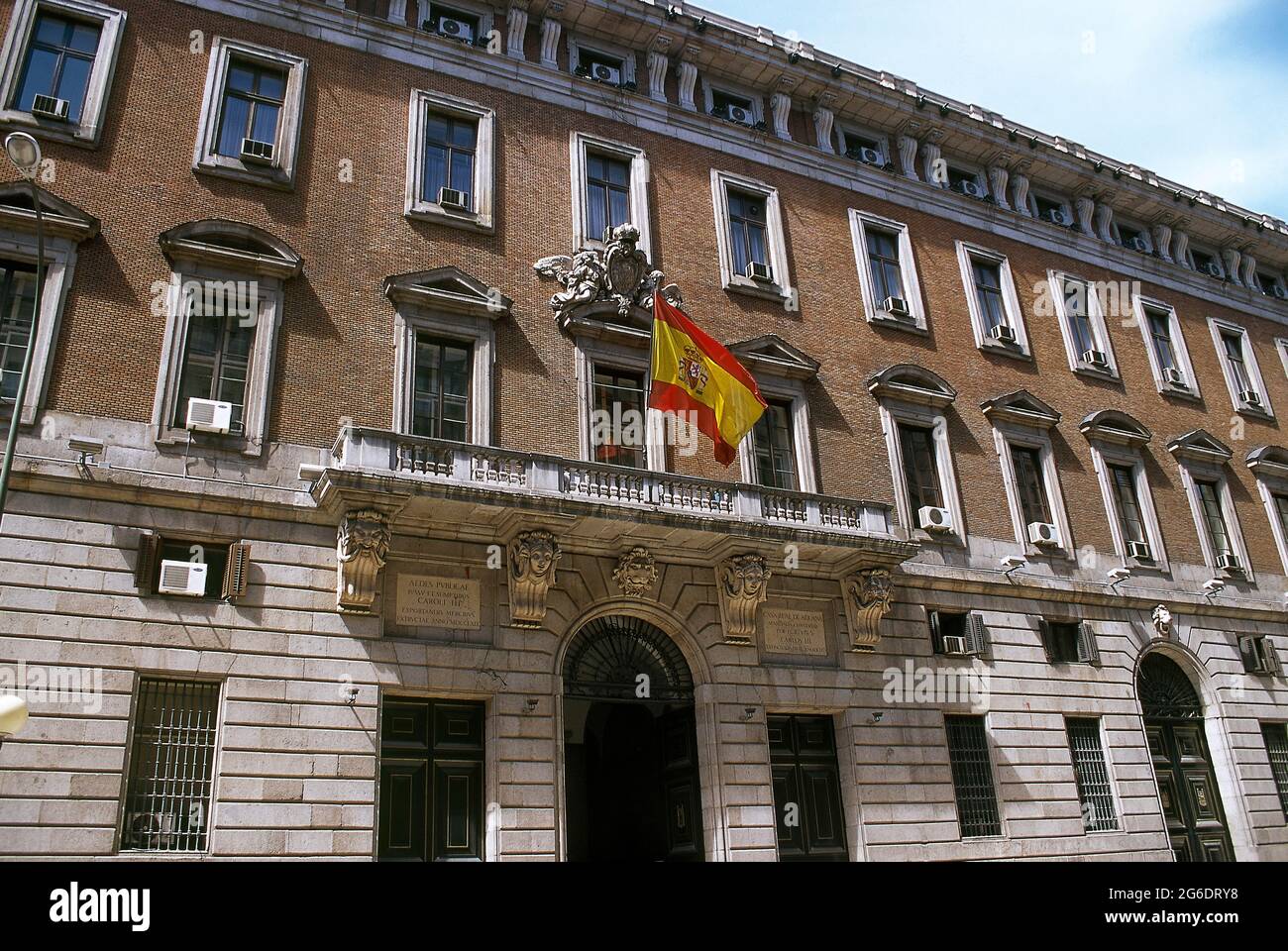 Spanien, Madrid. Finanzministerium (Real Casa de la Aduana). Teilansicht der Hauptfassade des Gebäudes, der ehemaligen Real Casa de la Aduana, erbaut von Francisco Sabatini zwischen 1761 und 1769 im Auftrag von König Karl III. Stockfoto