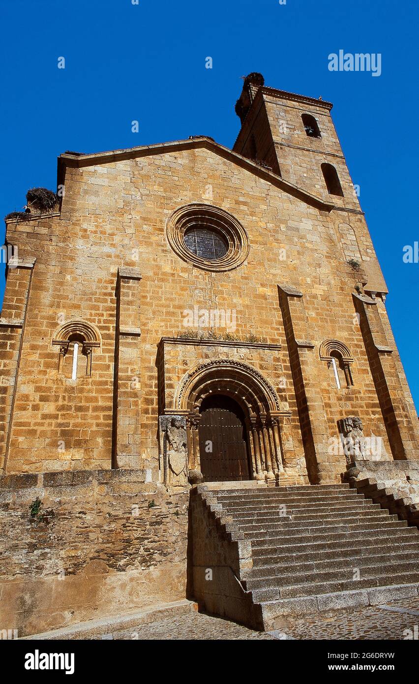 Spanien, Extremadura, Provinz Cáceres, Alcántara. Allgemeine Ansicht der Hauptfassade, im romanischen Stil, der Kirche Santa María de Almocóvar (Kirche unserer Lieben Frau von Almocóvar), erbaut Ende des 13. Jahrhunderts auf der Stelle einer ehemaligen Moschee. Stockfoto