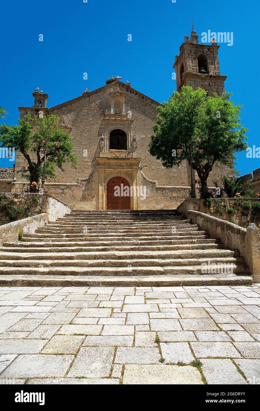 Spanien, Extremadura, Provinz Cáceres, Valencia de Alcantara. Kirche Nuestra Señora de Rocamador (Unsere Liebe Frau von Rocamador). Es wurde im 15. Jahrhundert errichtet und war im Oktober 1497 der Ort für die Hochzeit zwischen dem König von Portugal, Don Manuel, dem Glücklichen, und Doña Isabel, der Tochter der Katholischen Könige, die von der Königin besucht wurde. Die heutige Kirche wurde 1546 erbaut, wurde aber 1664 nach dem Krieg zwischen Spanien und Portugal schwer beschädigt. Ende des 17. Jahrhunderts wurde es wieder aufgebaut. Stockfoto