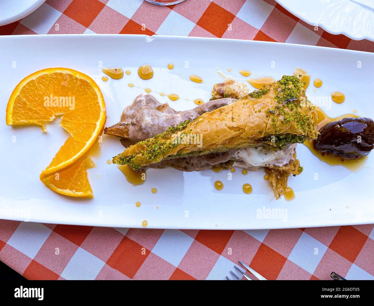 Köstliche traditionelle Dessert türkische Baklava in Teller mit Obst auf dem Tisch Stockfoto