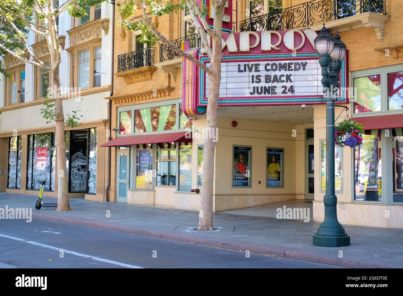 Das Festzelt des San Jose Improv Comedy Club in der Innenstadt von San Jose, Kalifornien, kündigt seine Wiedereröffnung nach der Schließung von Schutzheimpandemie Covid-19 an. Stockfoto