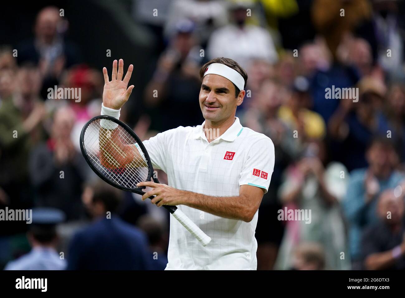 Roger Federer feiert seinen Sieg gegen Lorenzo Sonego auf dem Mittelfeld am siebten Tag von Wimbledon im All England Lawn Tennis and Croquet Club, Wimbledon. Bilddatum: Montag, 5. Juli 2021. Stockfoto