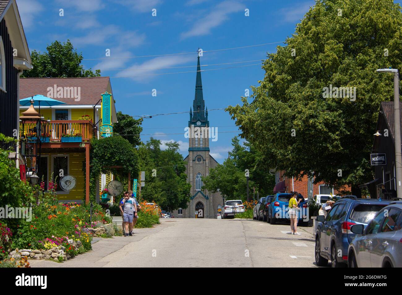 Kirche in einer ruhigen Seitenstraße Stockfoto