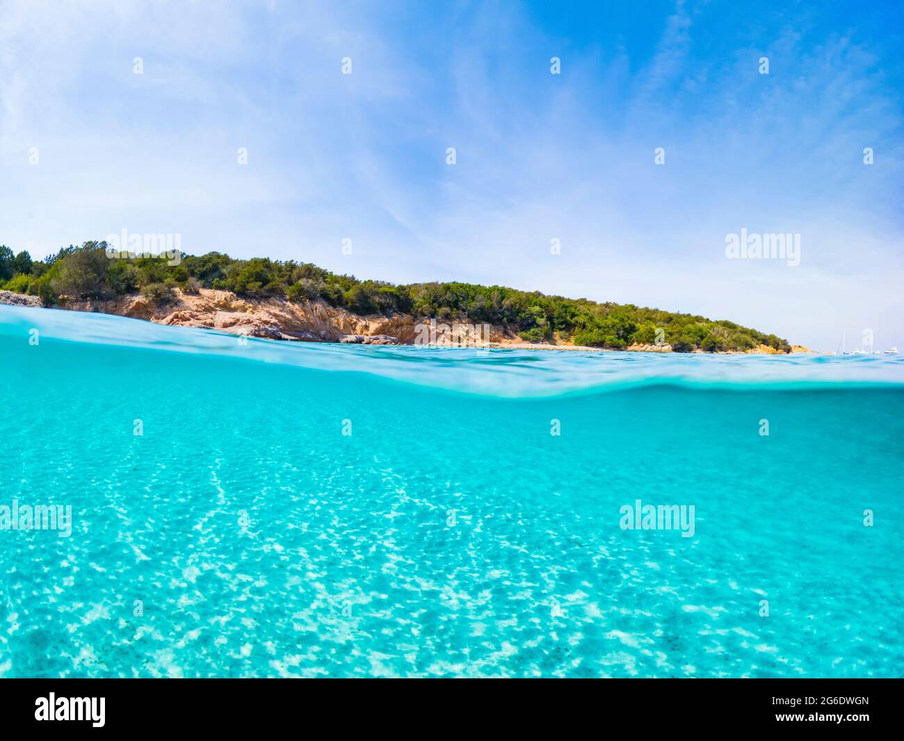 (Selektiver Fokus) atemberaubende Aussicht auf das halbe Unterwassermeer und den halb blauen Himmel. Archipel Von La Maddalena, Sardinien, Italien. Konzept, Split, fünfzig fünfzig, natu Stockfoto