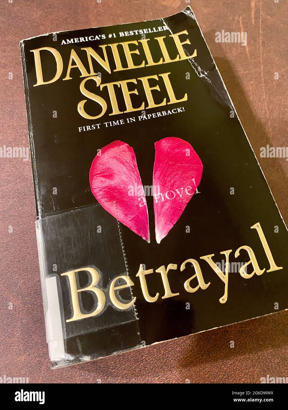 Taschenbuch von Verrat, ein Roman von Danielle Steel Stockfoto