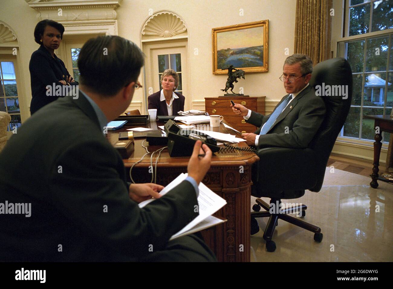 Präsident George W. Bush bereitet sich mit dem nationalen Sicherheitsberater Condoleezza Rice, dem Sprachschreiber Mike Gerson und dem Präsidentenberater Karen Hughes Donnerstag, 20. September 2001, im Oval Office auf seine Ansprache vor. Foto von Eric Draper, Mit Freundlicher Genehmigung der George W. Bush Presidential Library Stockfoto