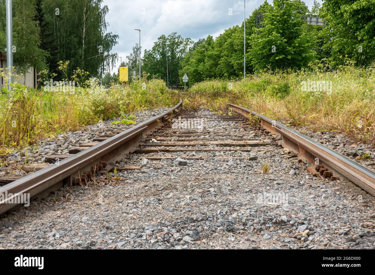 Unkraut wächst zwischen rostigen alten Schienen in Mänttä-Vilppula, Finnland Stockfoto