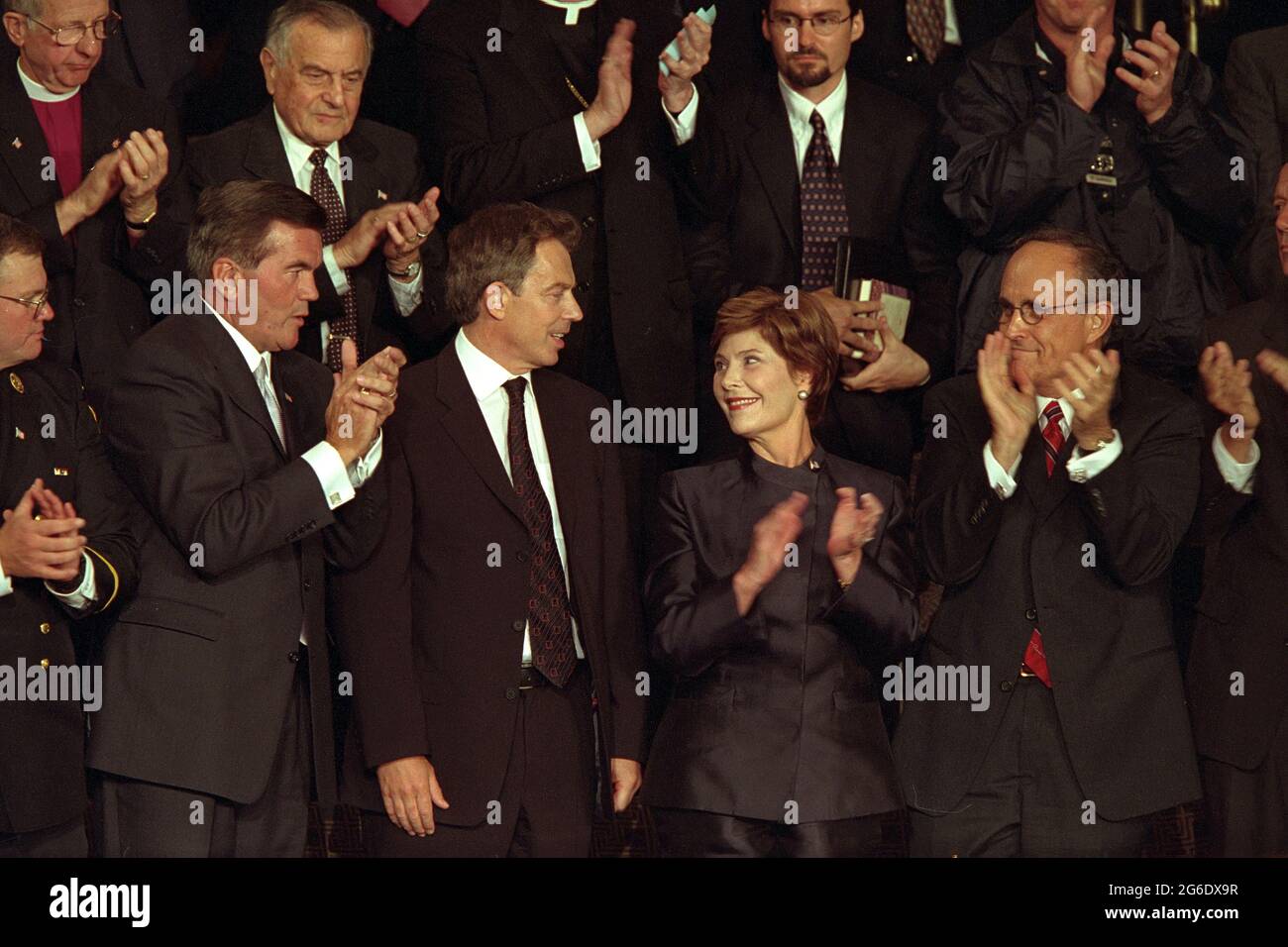 Der britische Premierminister Tony Blair erhält am Donnerstag, den 20. September 2001, Beifall, während er mit Frau Laura Bush während einer nationalen Fernsehrede vor der gemeinsamen Kongresssitzung zusammensteht. Ebenfalls abgebildet sind der Gouverneur von Pennsylvania, Tom Ridge, links, und der Bürgermeister von New York, Rudolph Giuliani. Foto von Paul Morse, mit freundlicher Genehmigung der George W. Bush Presidential Library Stockfoto