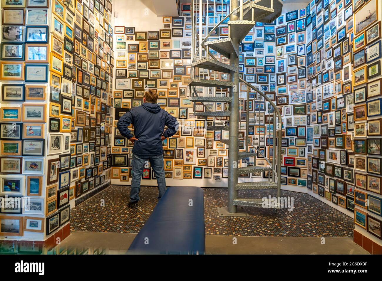 Museum der Deutschen Binnenschifffahrt, im ehemaligen Hallenbad Ruhrort, in Duisburg, Schiffspostkartenmuseum, Sammlung von über 6000 Seeschiffen Stockfoto