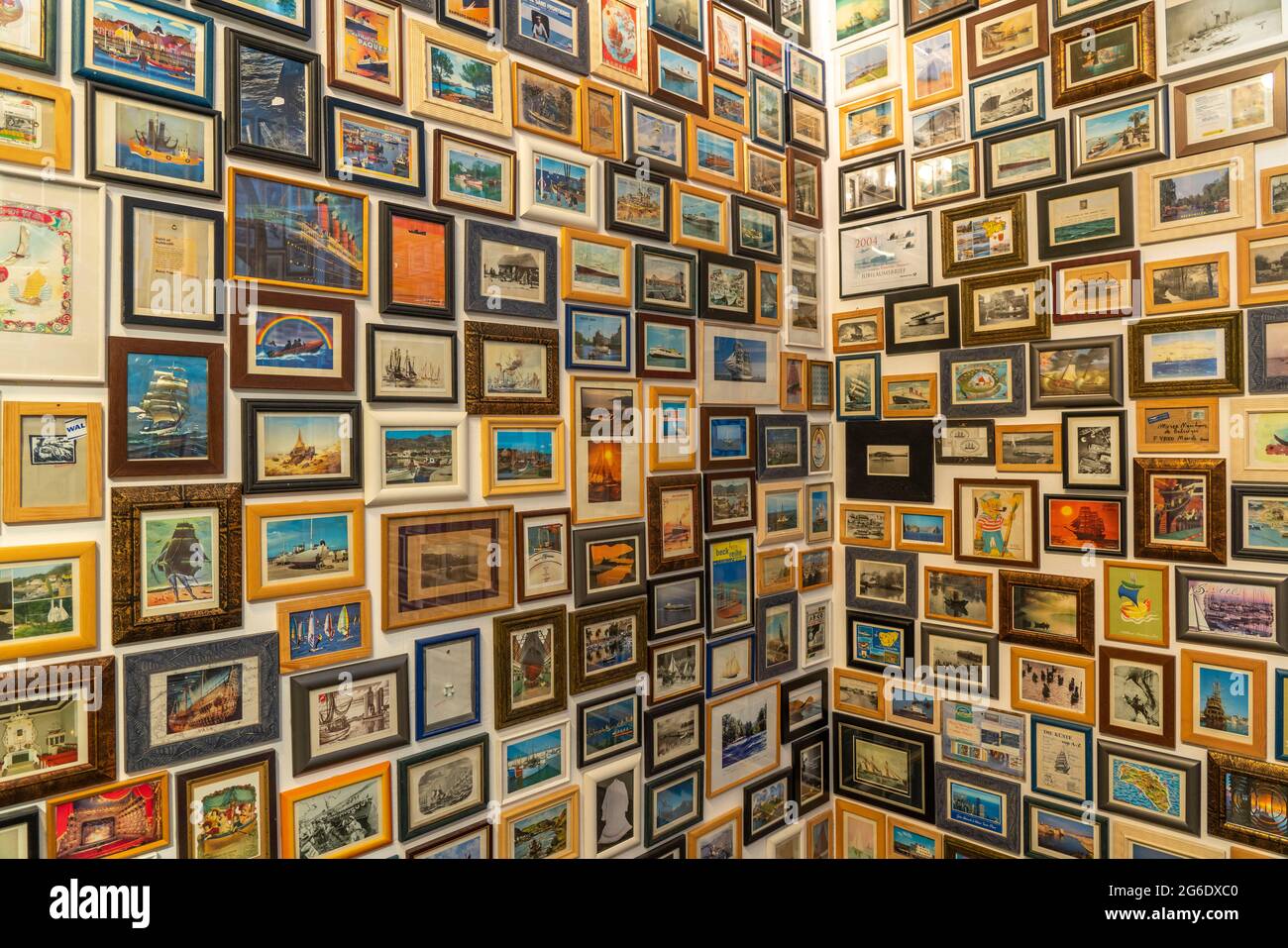 Museum der Deutschen Binnenschifffahrt, im ehemaligen Hallenbad Ruhrort, in Duisburg, Schiffspostkartenmuseum, Sammlung von über 6000 Seeschiffen Stockfoto