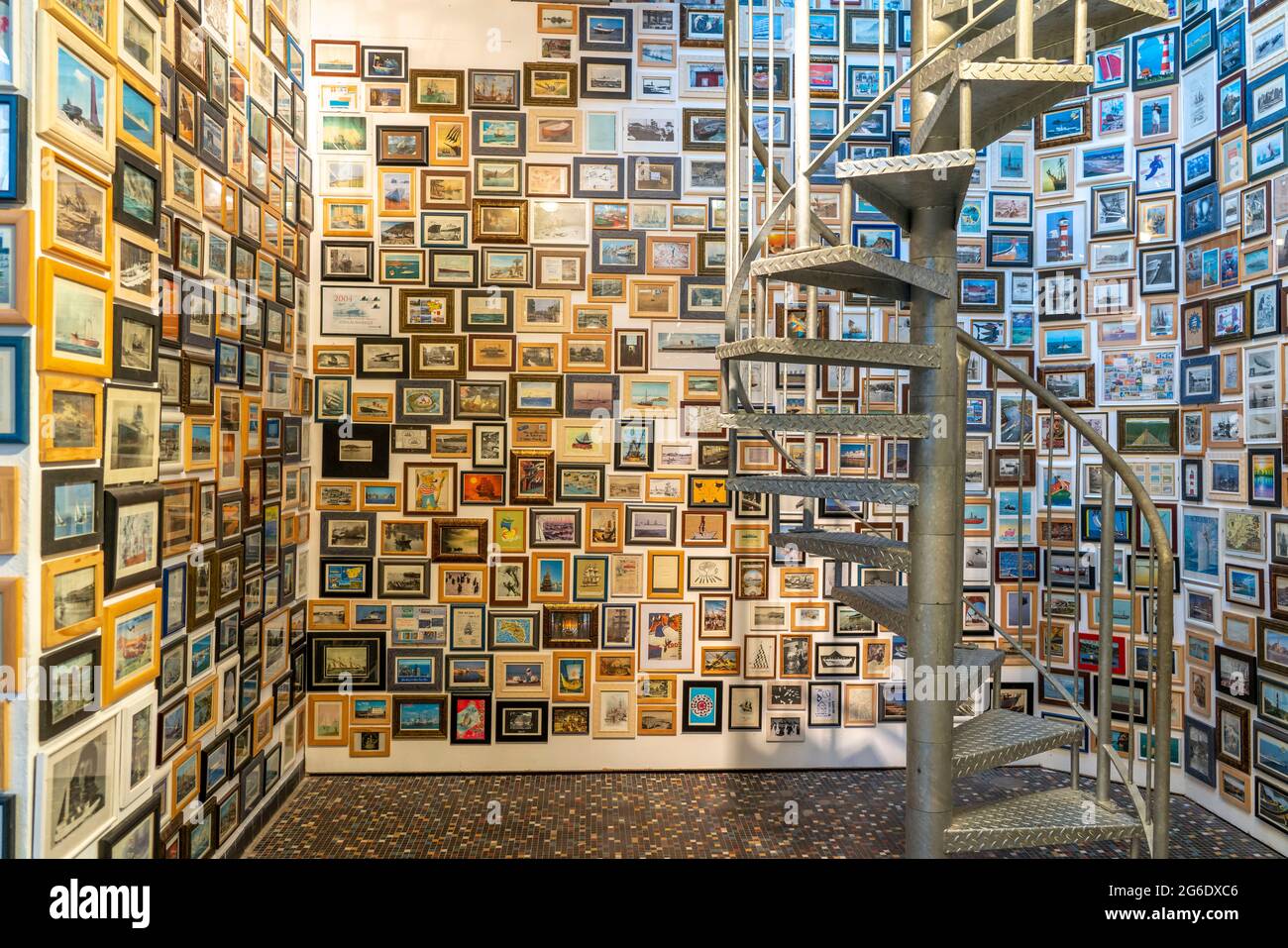 Museum der Deutschen Binnenschifffahrt, im ehemaligen Hallenbad Ruhrort, in Duisburg, Schiffspostkartenmuseum, Sammlung von über 6000 Seeschiffen Stockfoto