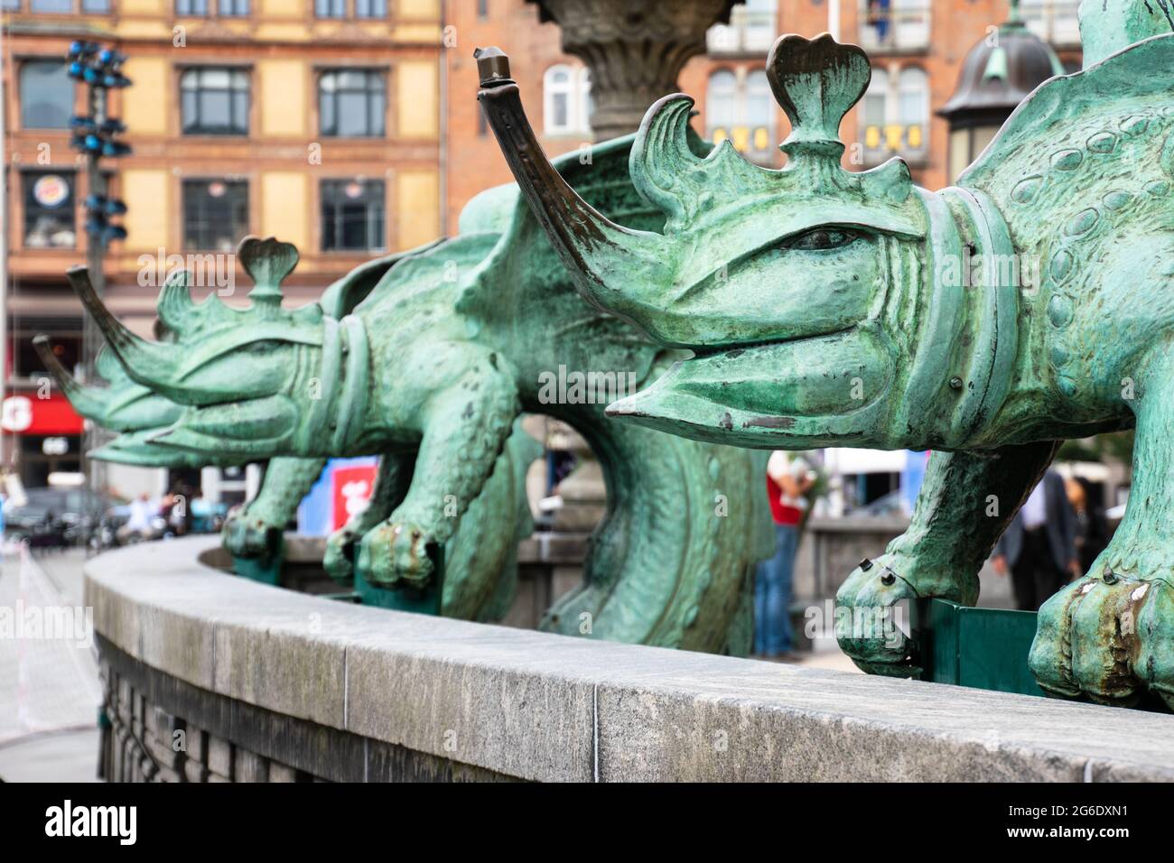 Kopenhagen, Dänemark - 30. August 2015: Große Drachenskulpturen auf der Balustrade vor dem Rathaus mit Fokus auf den Frontdrachen. Stockfoto