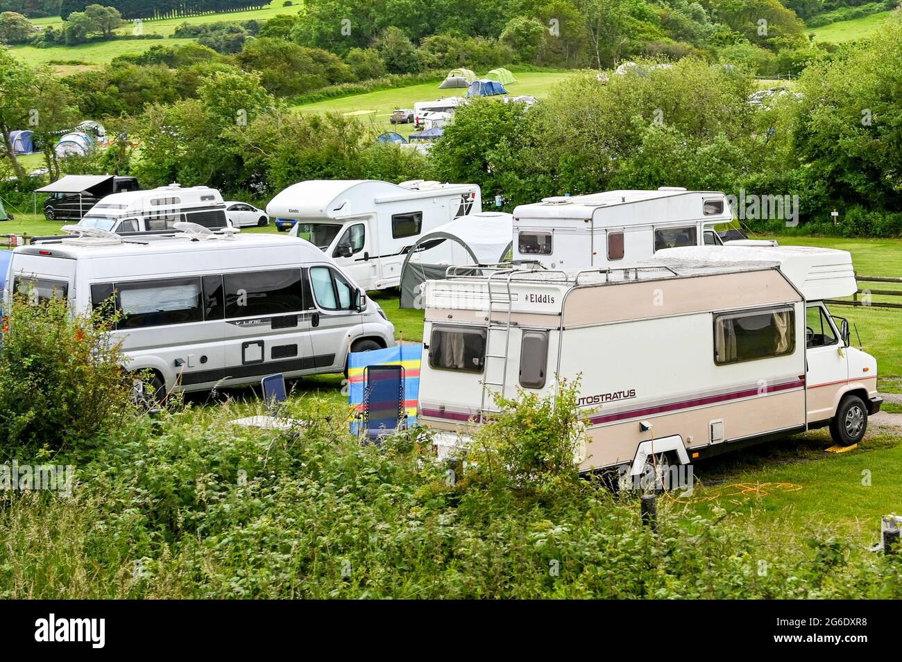 Dorset, England - Juni 2021: Wohnmobil auf einem Gelände am Stadtrand von Swanage, Swanage Stockfoto
