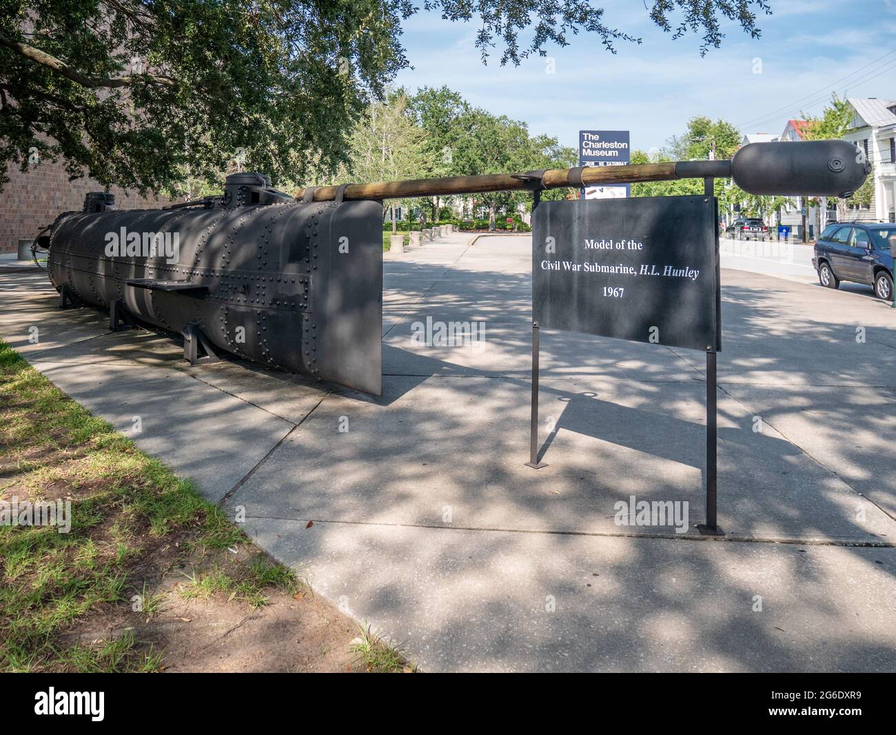 Charleston, SC - 20 2017. August: Dieses Modell des Civil war Submarine, H. L. Hunley, sitzt vor dem Charleston Museum. Stockfoto