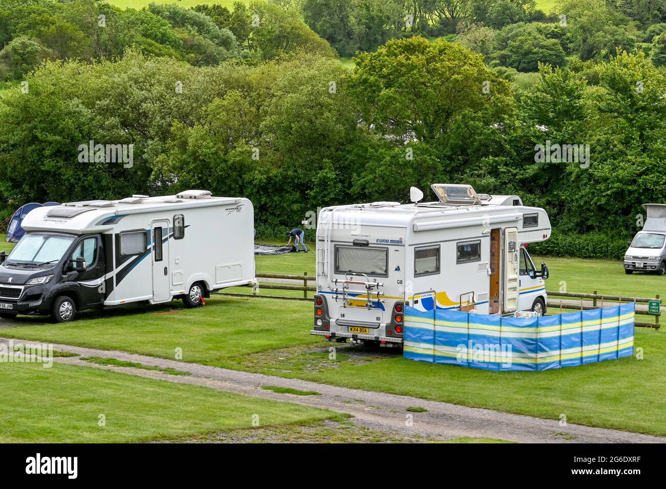 Dorset, England - Juni 2021: Wohnmobil auf einem Gelände am Stadtrand von Swanage, Swanage Stockfoto