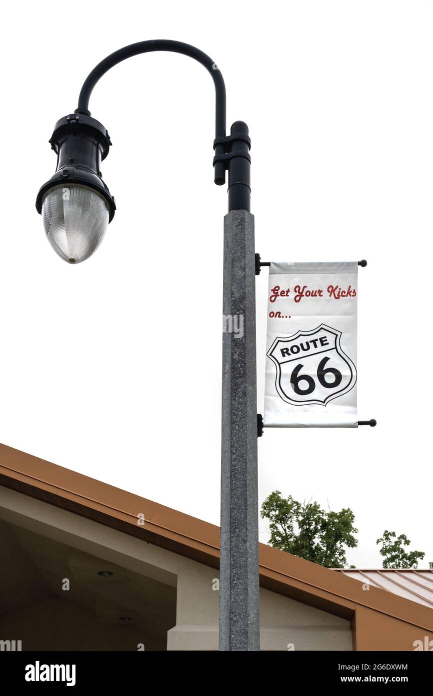 Conway, MO - 8. Juni 2021: „Get your kicks on Route 66“-Banner auf einem Lichtpfosten Stockfoto