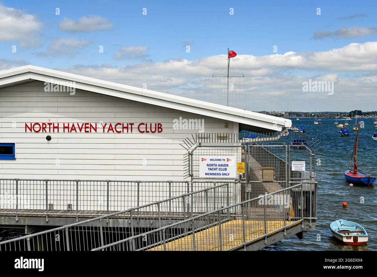 Poole, England - Juni 2021: Außenansicht des North Haven Yacht Club Gebäudes mit Blick auf den Hafen von Poole Stockfoto
