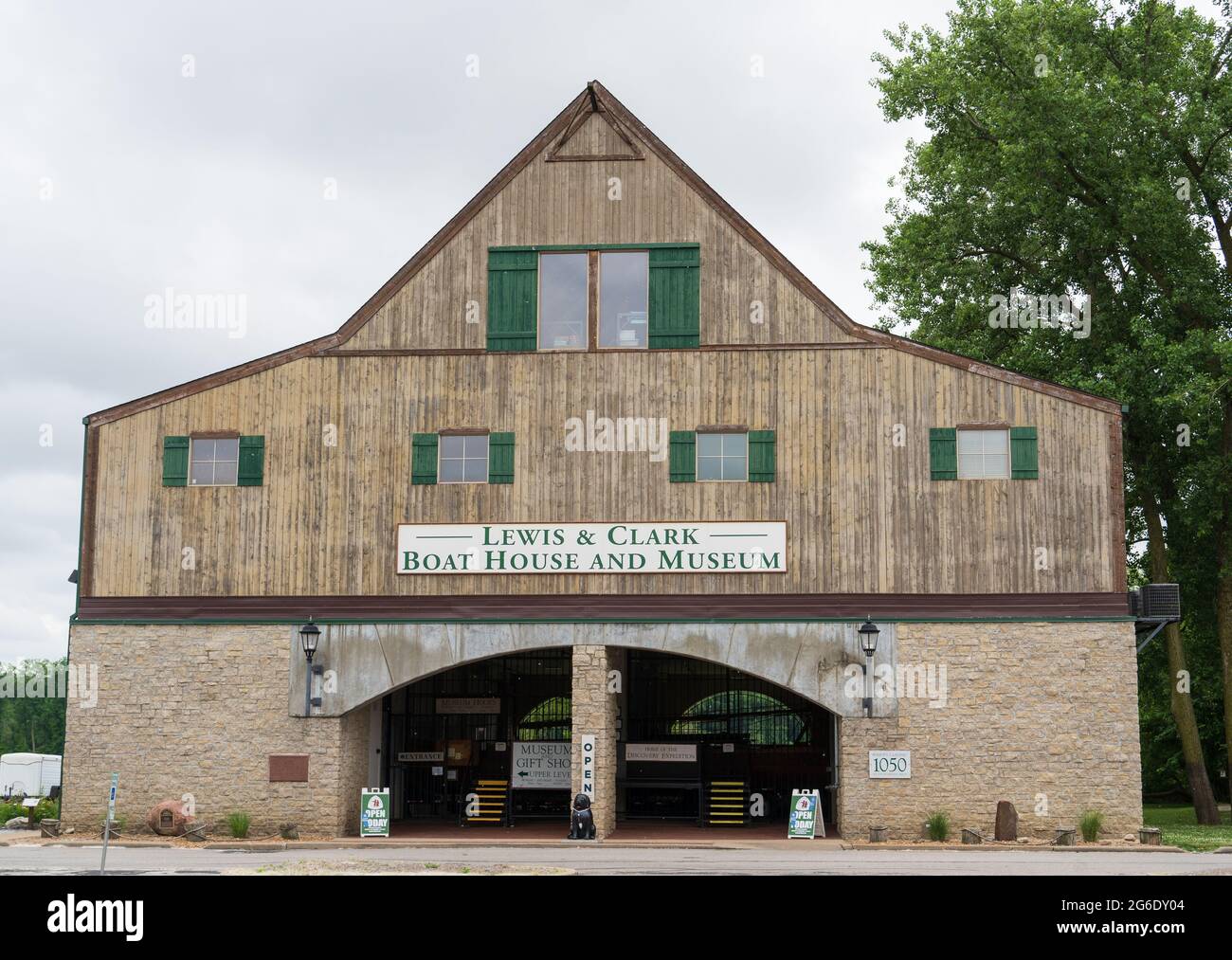 St Charles, Missouri - 8. Juni 2021:das Lewis and Clark Boat House and Museum am Flussufer des Missouri River verfügt über ein originalgetreues Kielboot und zwei pi Stockfoto