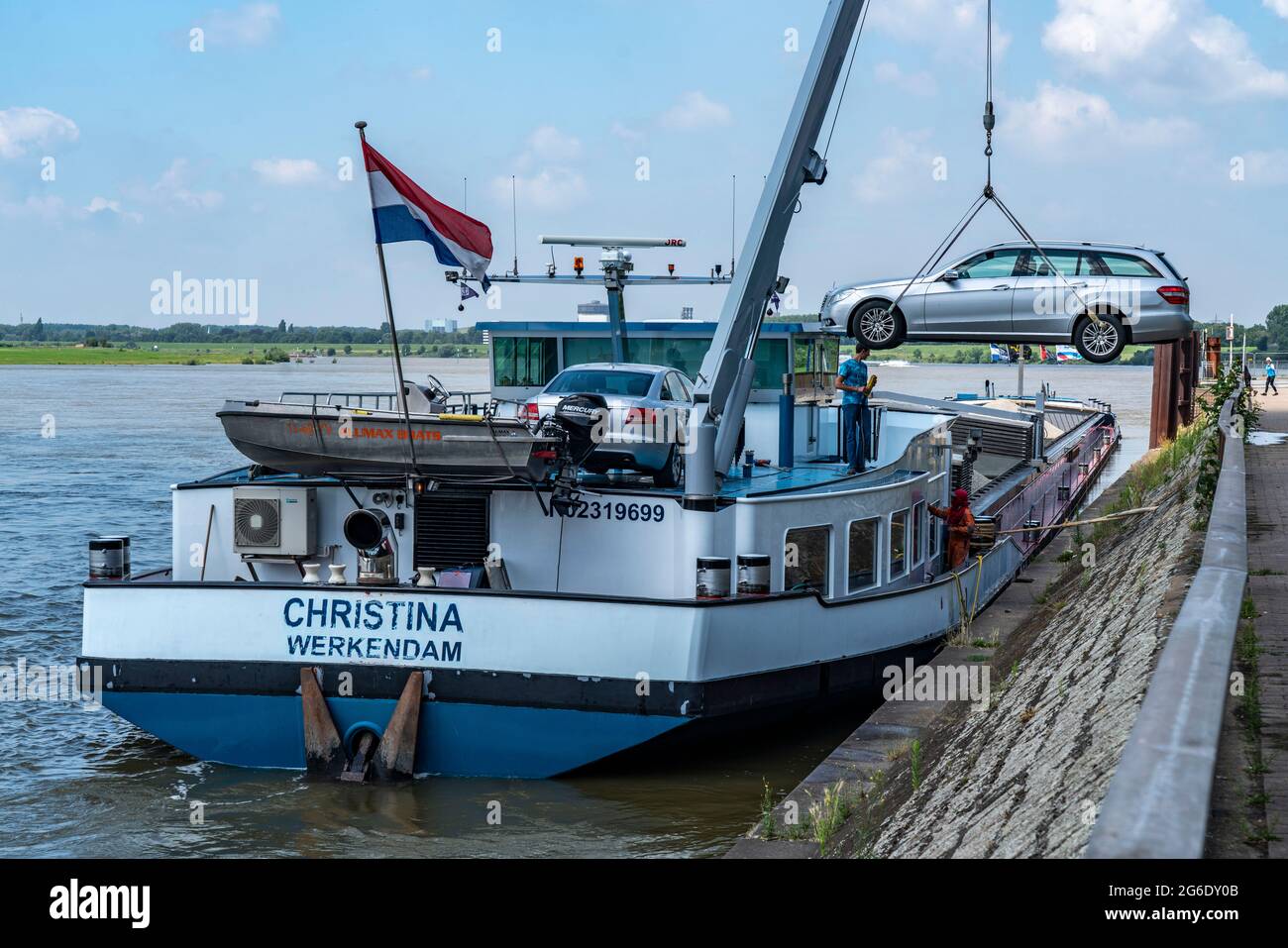 Binnenschifffahrt, Fahrzeug eines Bargemans wird vom Ufer auf das Frachtschiff verladen, mit einem Bordkran, Ruhrorthafen, Duisburg, NRW, Deutschland Stockfoto