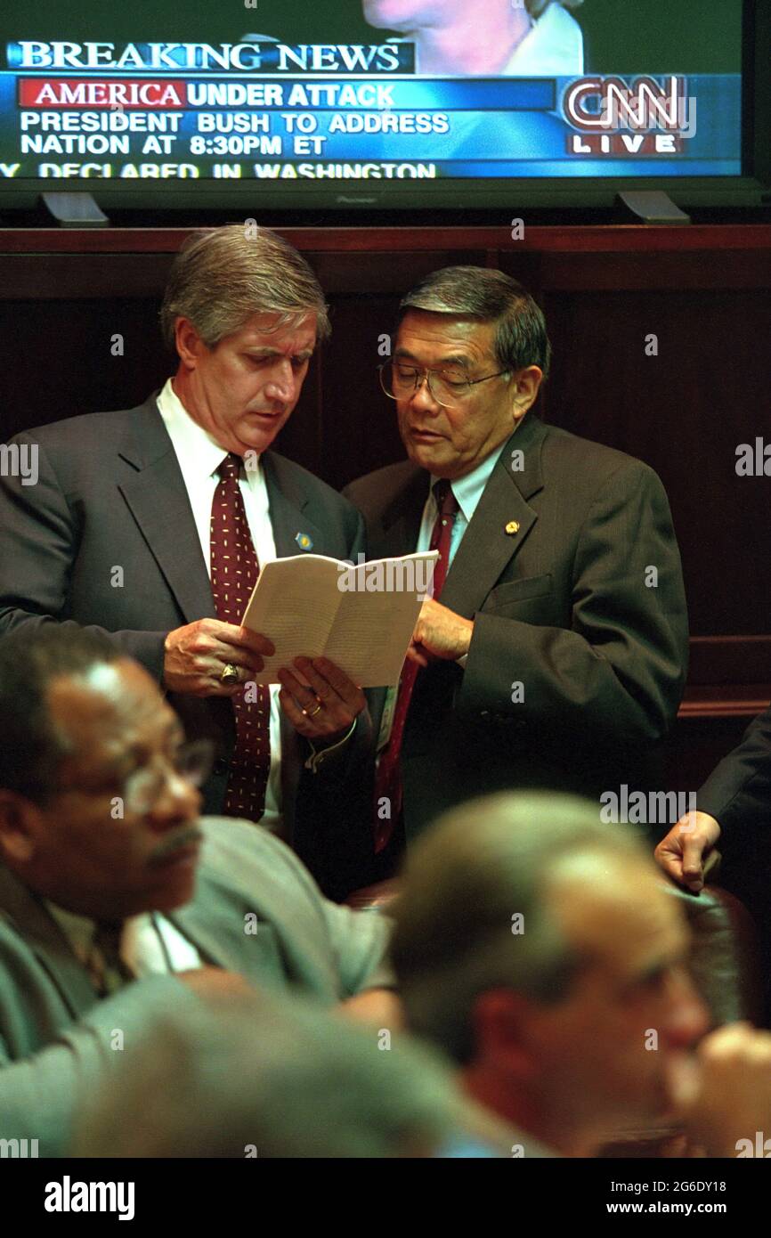 White House Stabschef Andy Card und Verkehrsminister Norman Mineta konferieren im Roosevelt-Raum des Weißen Hauses Dienstag, 11. September 2001, vor Präsident George W. Bushs Ansprache an die Nation vom Oval Office. Foto von Paul Morse, mit freundlicher Genehmigung der George W. Bush Presidential Library Stockfoto